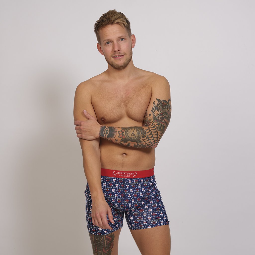 Ein Mann in blauen Unterhosen.